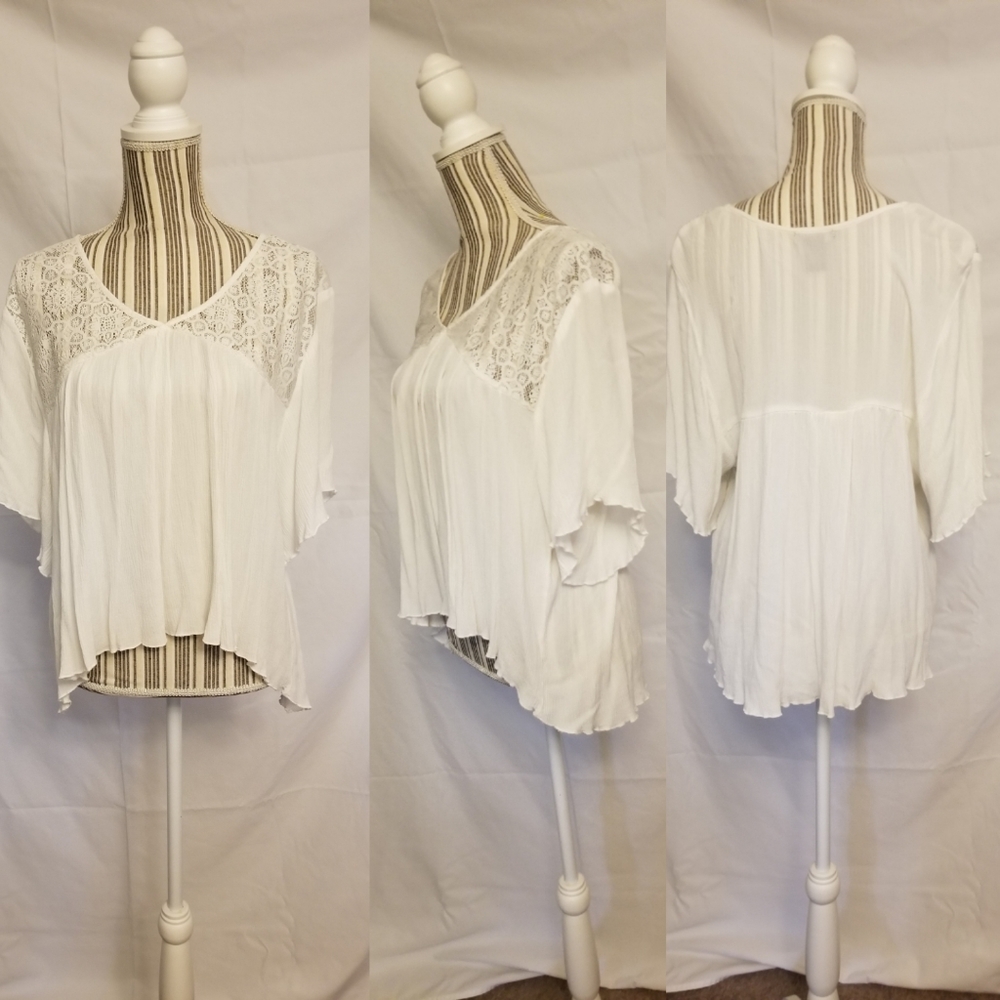 *SOLD* Classy Cute Lace Panel Fowly Boho Top